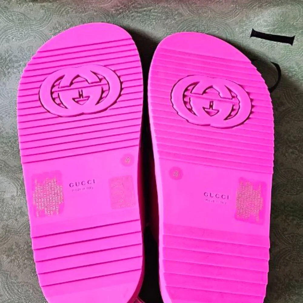 ‼️Authentic Brand NEW‼️Gucci Pink Sandals with Gold Logo